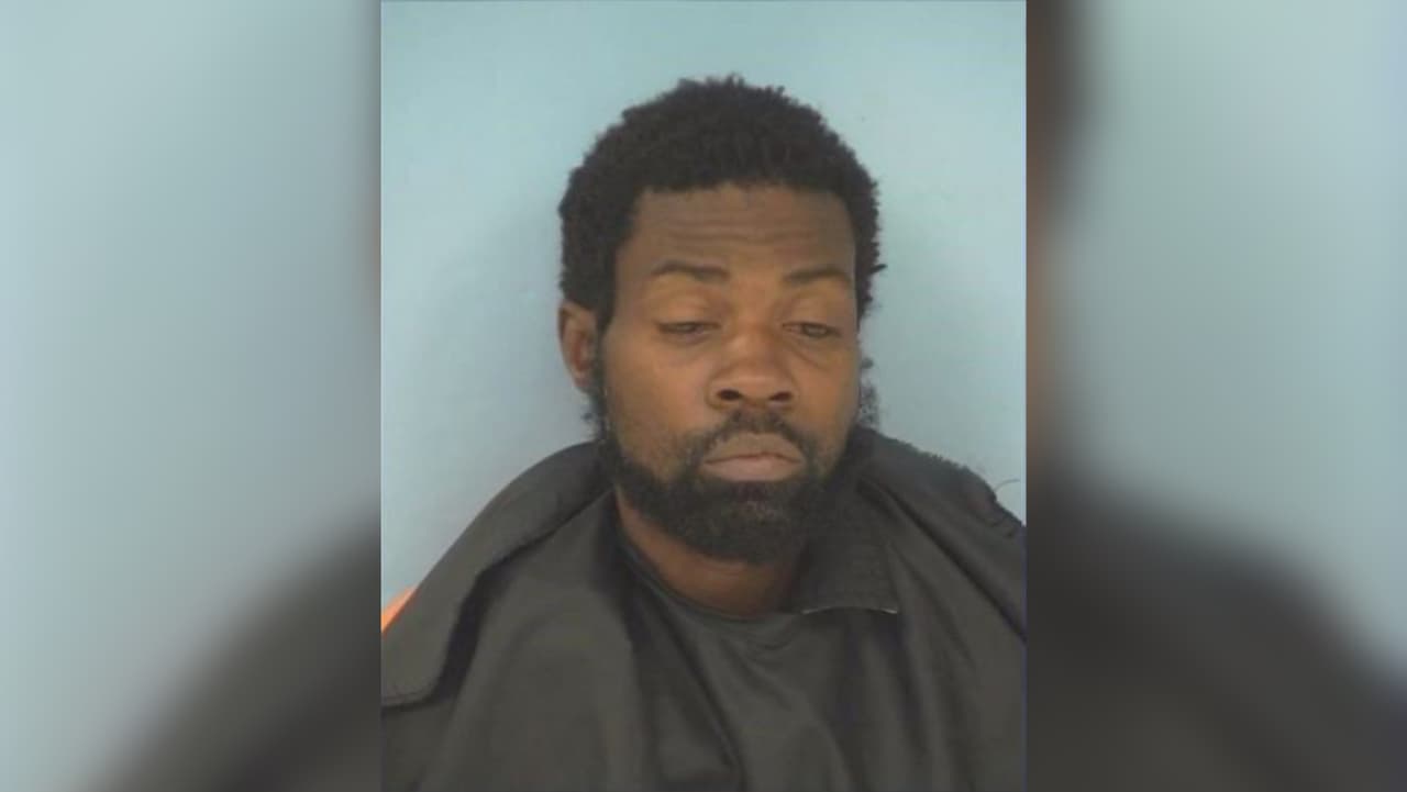 Marcus Smith está acusado de robo con delito mayor