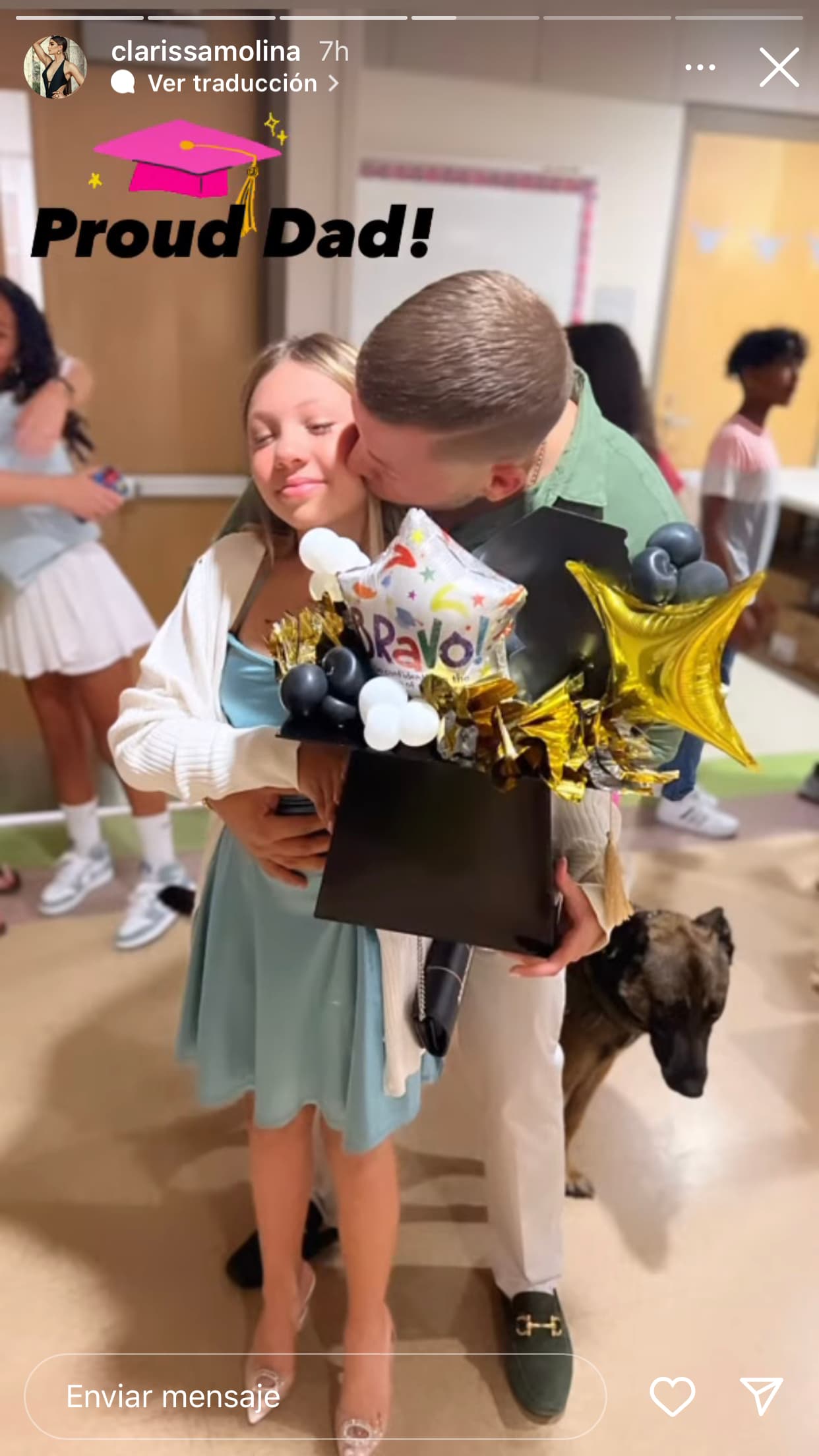 En esta otra foto, la dominicana captó el momento en que su prometido le planta un cariñoso beso a su hija tras verla conseguir un logro académico tan relevante. 
<br>