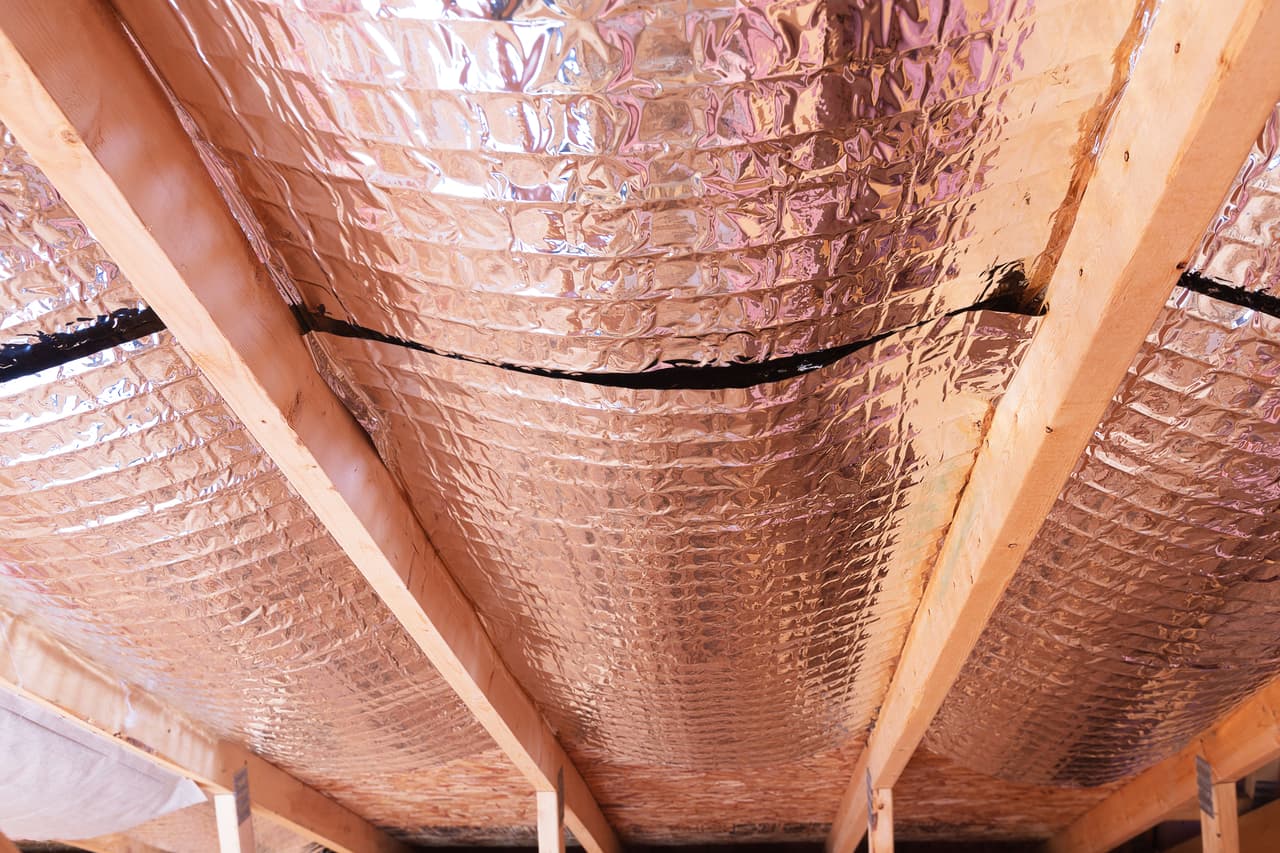 <b>Aislamiento para los hogares</b>
<br>
<br>La tecnología de barrera radiante fue desarrollada por la NASA en la década de 1980 para estabilizar
<a href="https://spinoff.nasa.gov/Spinoff2004/ch_6.html"><u> la temperatura en naves y estaciones espaciales</u></a>.
<br>
<br>En 2004 esta tecnología comenzó a aplicarse de manera comercial con el nombre de Eagleshield, para aislar las residencias. Su uso mantiene los hogares con la temperatura estable y ayuda a gastar menos electricidad en aire acondicionado o calefacción.
<br>