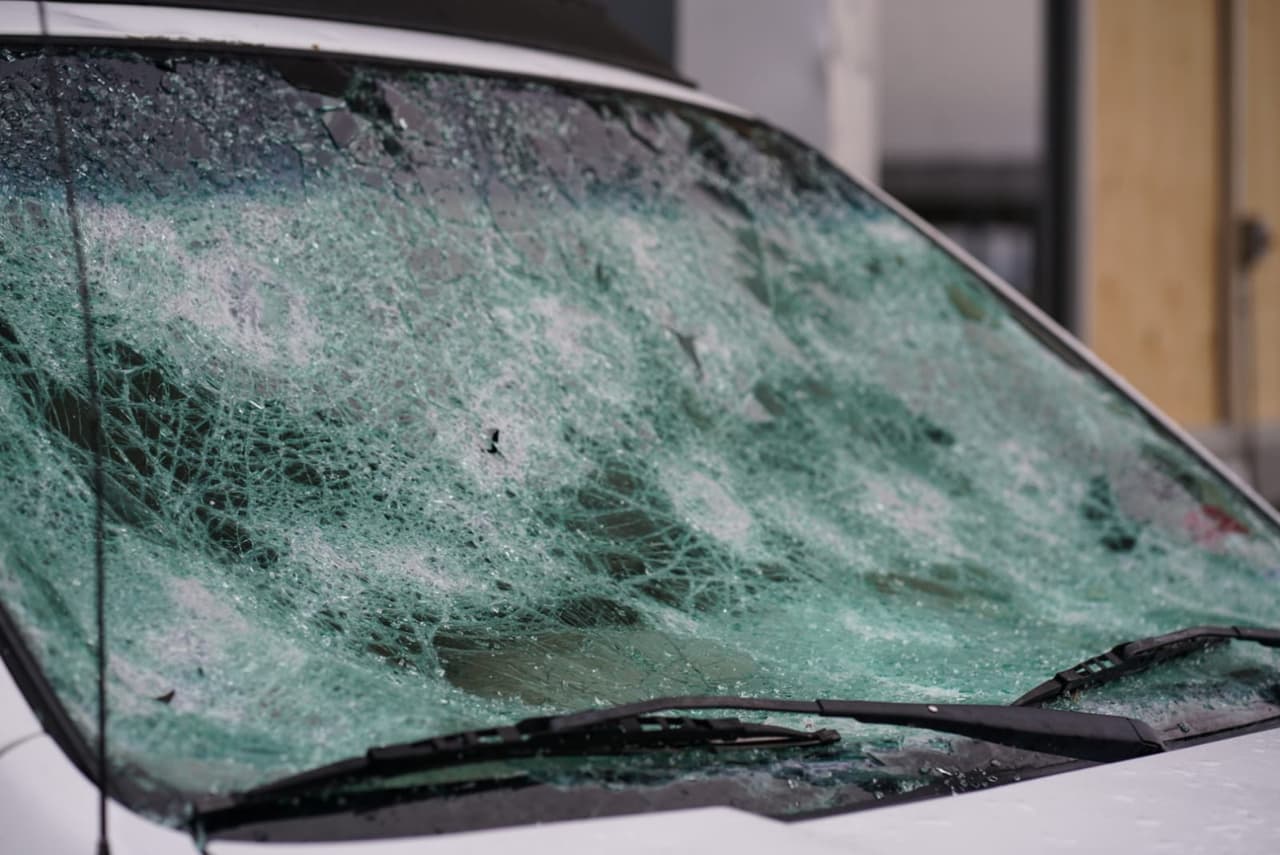 Cubra su auto con un cobertor, hay unos específicamente para protección en contra del granizo.
