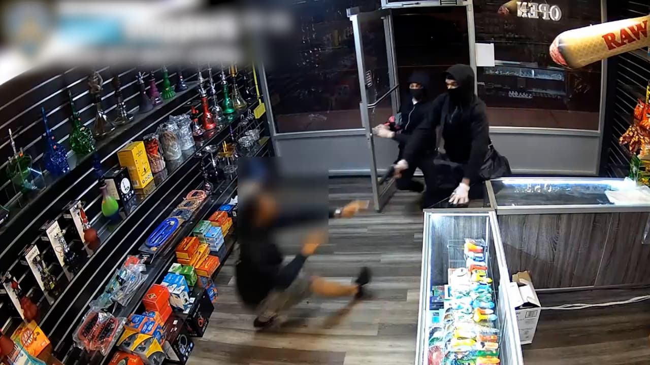 Buscan a sospechosos de robar en una tienda de tabacos en Queens 
