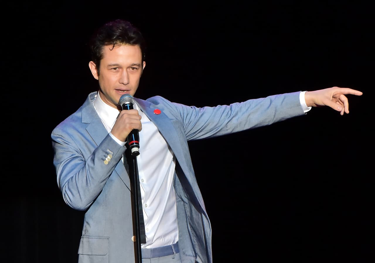 La manzana en el escritorio de la profesora sería obra de Joseph Gordon-Levitt.