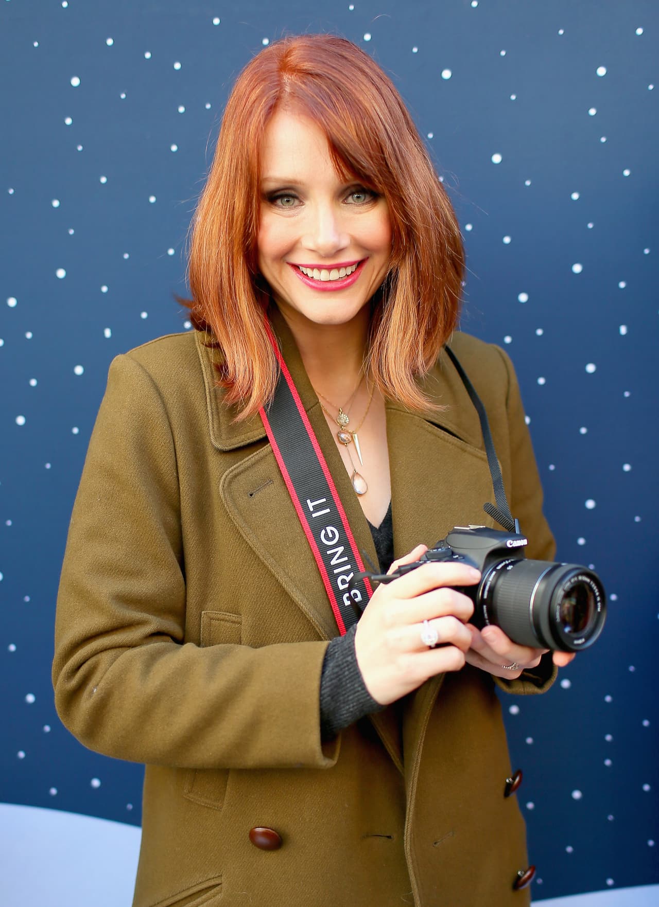 La encargada de las fotografías y el diario escolar: definitivamente Bryce Dallas Howard se encargaría de eso.