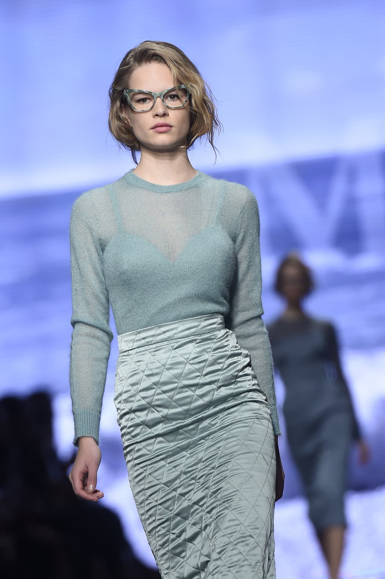 Anna Ewers haría rabietas al notar que olvidó alguno de los materiales para experimentar en el laboratorio de ciencias.