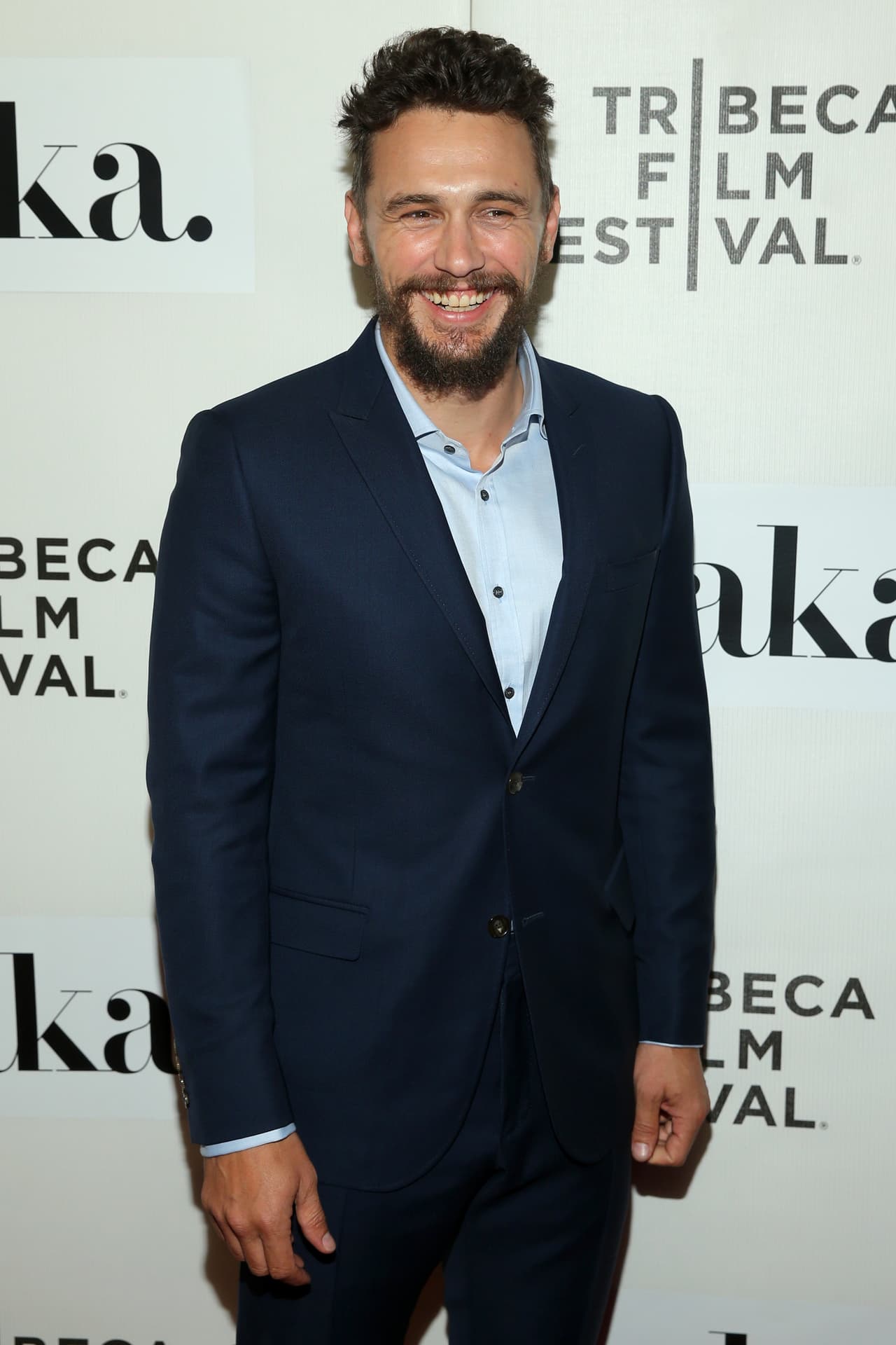 Sonriendo intentaría James Franco salirse con la suya en la clase de matemáticas.