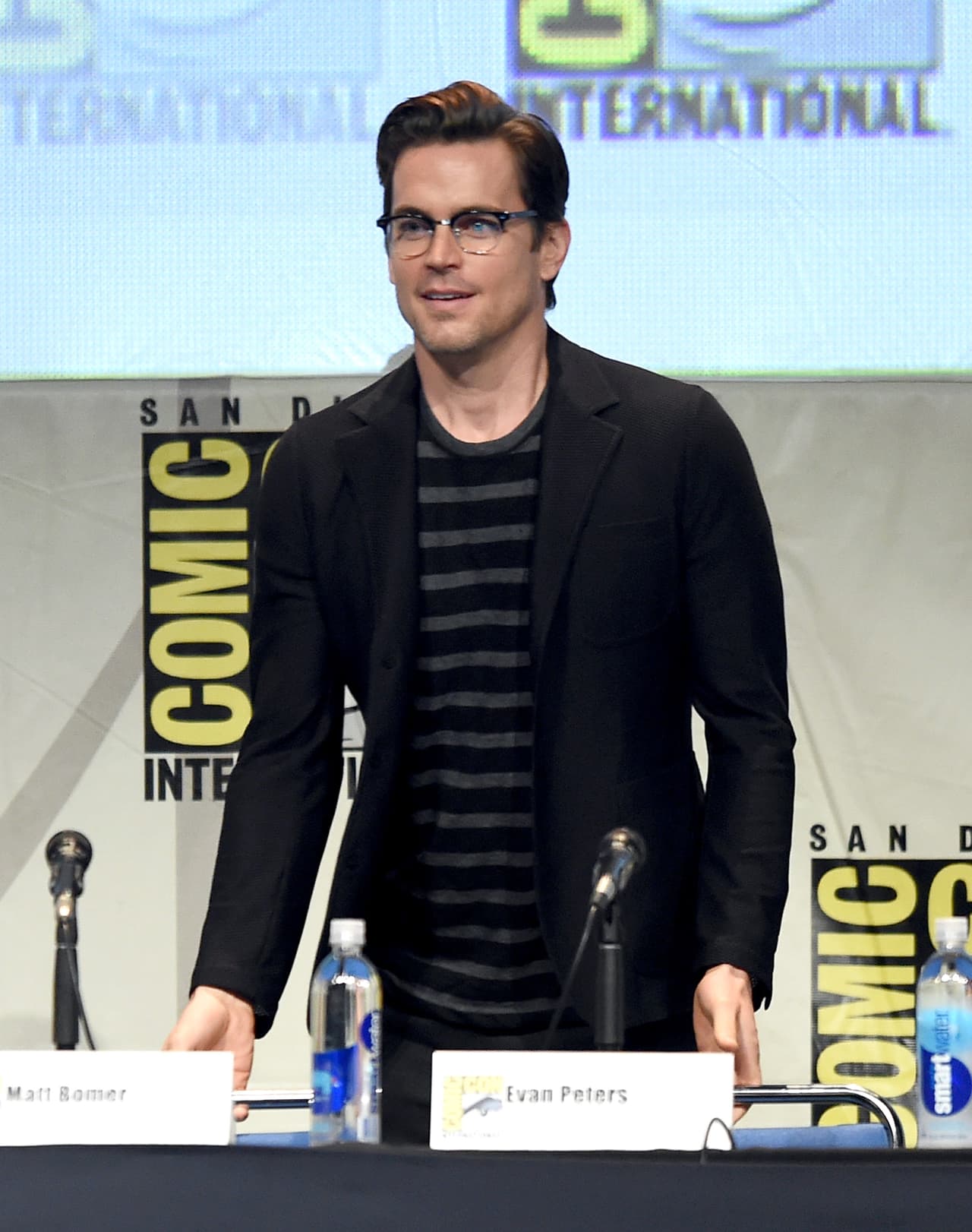 Matt Bomer sería el primero en la fila de adelante, levantando la mano ante cada pregunta de la maestra.