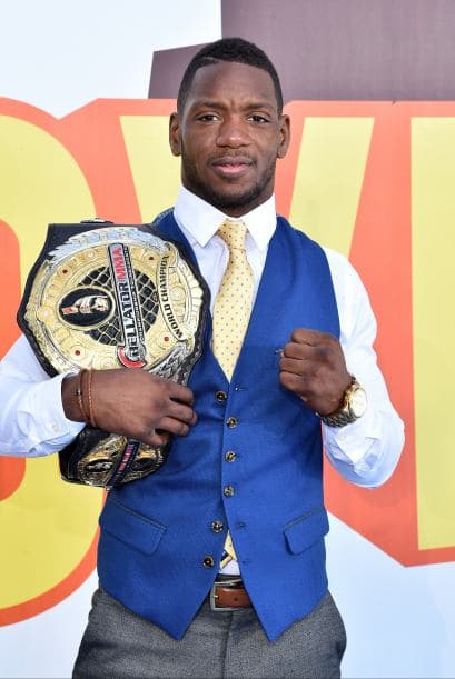 Will Brooks, luchador de artes marciales mixtas, presumió su cinturón de campeón.
