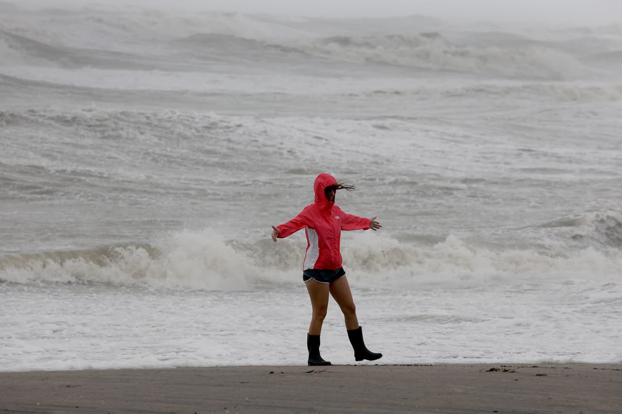 A pesar de las advertencias de las autoridades, de no acercarse al mar, curiosos y temerarios, se atrevieron a acercarse al mar.