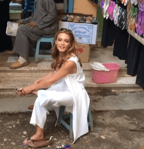 "Mis zapatos me han torturado los pies en la caminata por la cuidad de Luxor, quise comprarme unas sandalias en el mercado, pero no tienen mi tamaño que es 11", publicó aquella ocasión en Facebook.