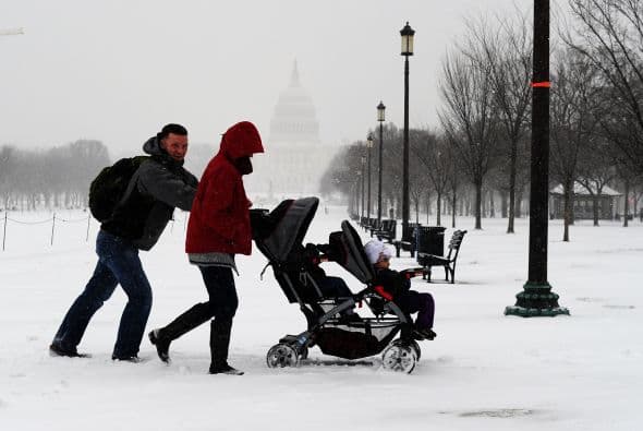 Escasa presencia de personas en las calles y muchos negocios cerrados.