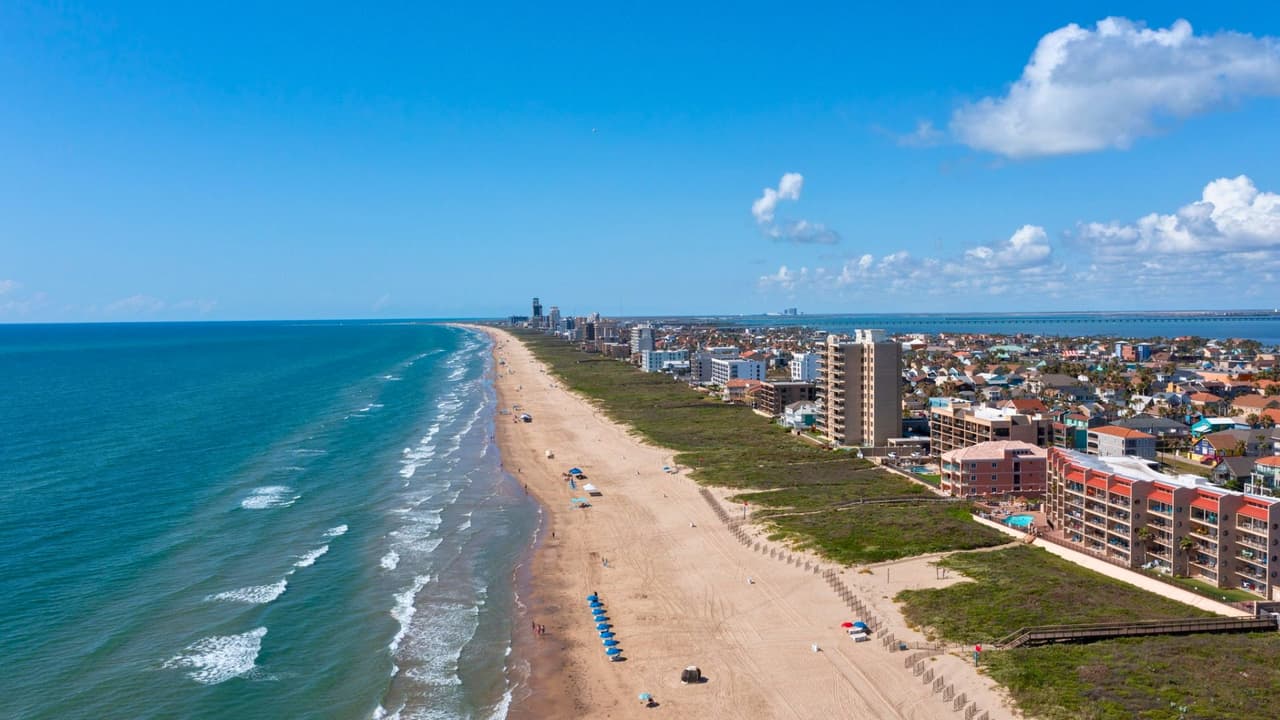<h3 class="cms-H3-H3">Un destino con conciencia ecológica</h3>
<br>
<br>South Padre Island no es solo para tomarse selfies. La comunidad ha invertido en conservación:
<b>protege las dunas, promueve el reciclaje y ofrece educación ambiental. </b>Cada año, cientos de tortugas marinas son rescatadas y liberadas gracias al trabajo de voluntarios y organizaciones locales.