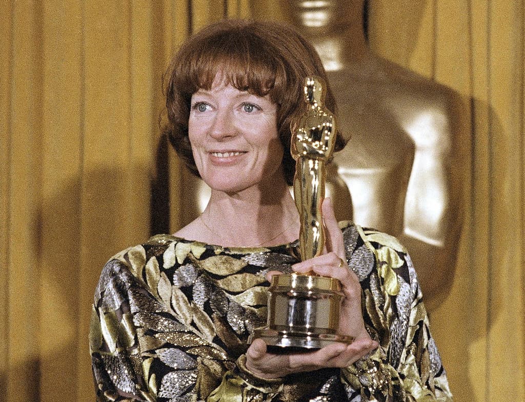 Maggie Smith con el Oscar que ganó por 'California Suite' en 1979.