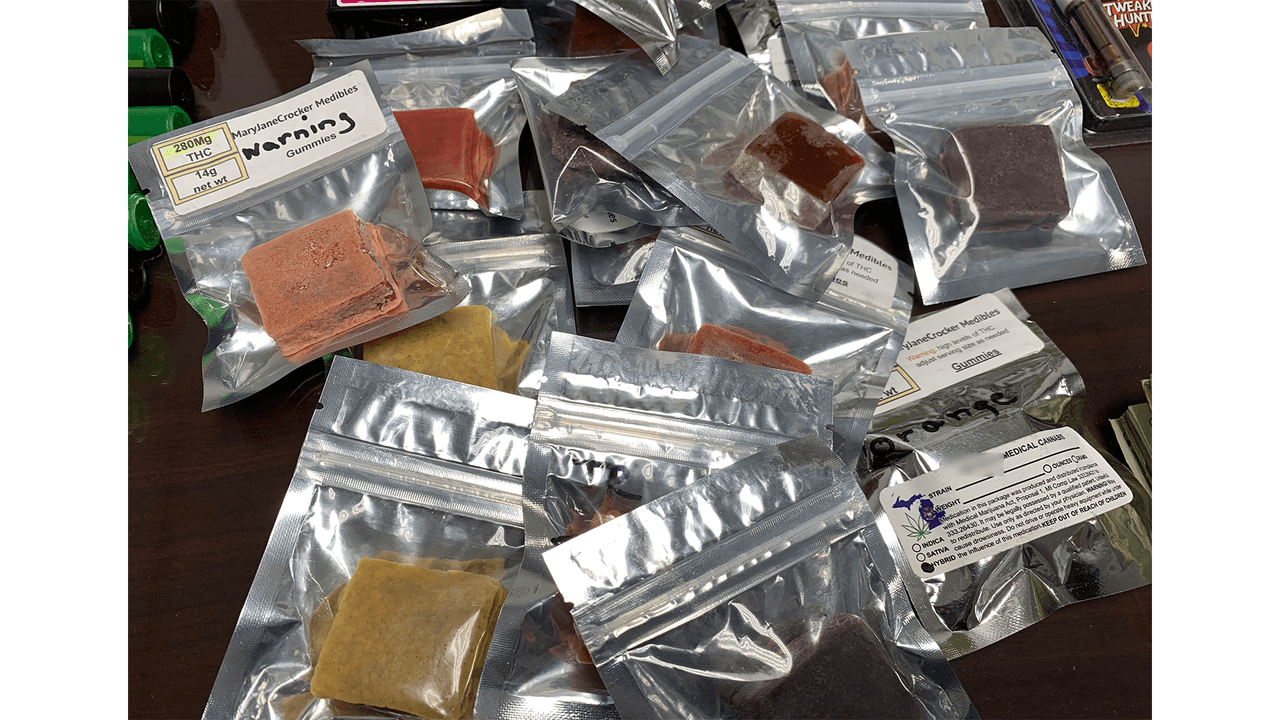 "Muchos de los productos que los oficiales encontraron en este caso fueron etiquetados con etiquetas que sugieren que debían venderse en otros estados a pacientes médicamente certificados para recibirlos ". dijo el sheriff Martínez.