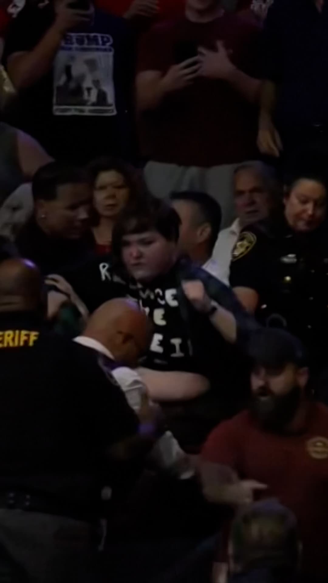 Agreden a una manifestante durante un mítin de Trump