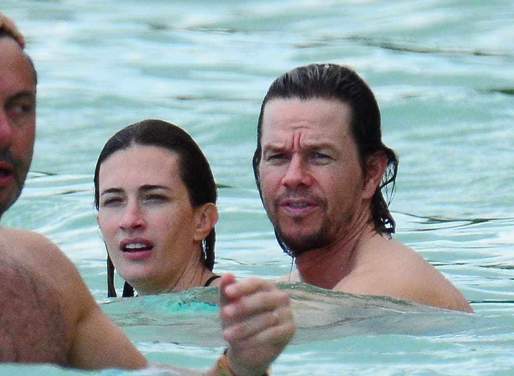 El matrimonio disfrutó de las cálidas olas del mar.