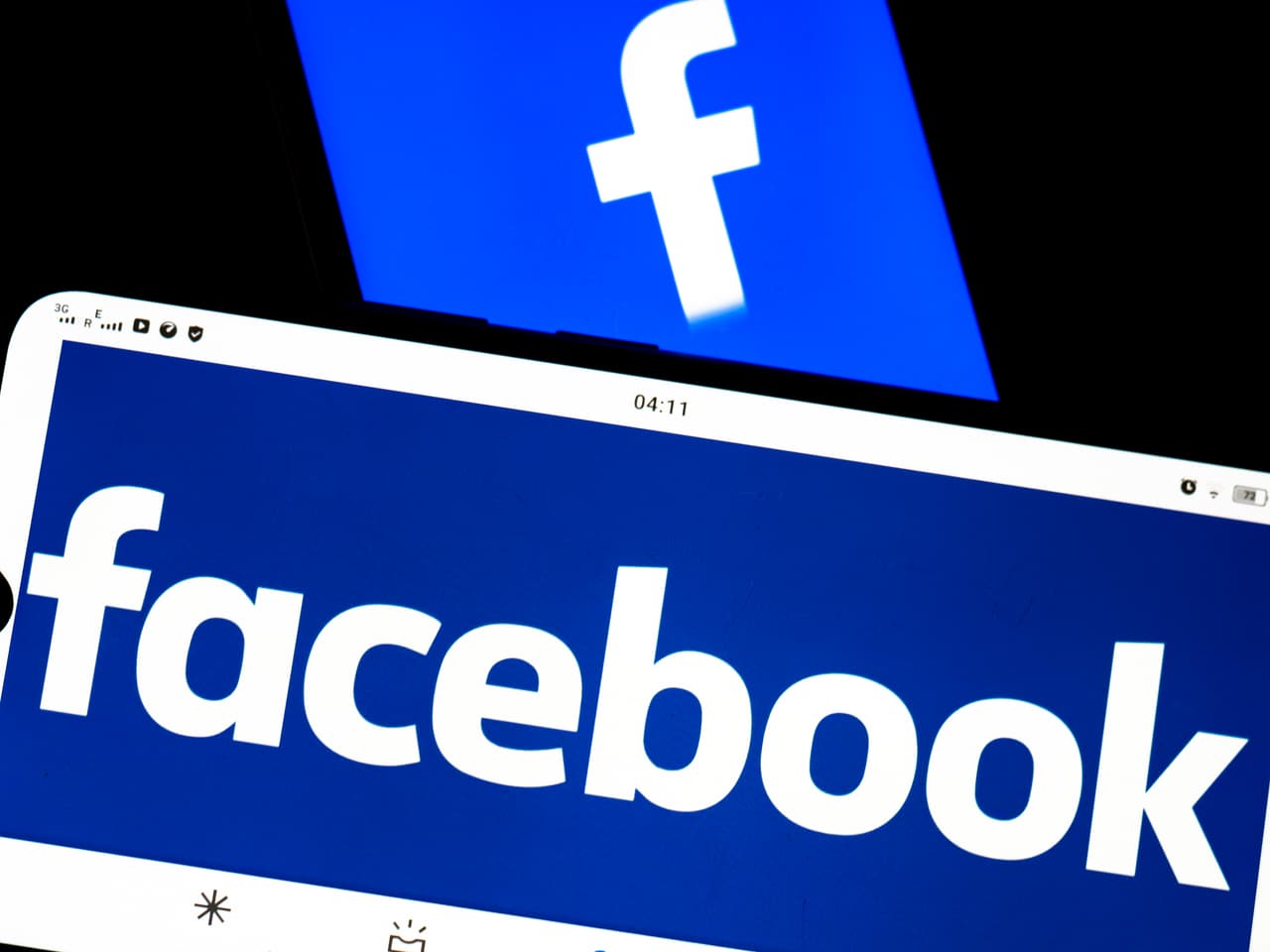 <b>Facebook</b>
<br>
<br>Esta empresa elevó su
<a href="https://www.reuters.com/article/us-facebook-wages/facebook-raises-minimum-wage-for-u-s-contract-workers-to-20-hour-idUSKCN1SJ1TQ"><u>salario mínimo a 15 por hora</u></a> en 2019, según Reuters. Estableció que sería de 20 dólares en el área de la bahía de San Francisco, Nueva York y Washington D.C, y de 18 en Seattle.
<br>
<br>
<a href="https://www.univision.com/noticias/mark-zuckerberg-la-historia-de-facebook-en-fotos-fotos"><u>Vea aquí la historia en fotos de Facebook, la red social más grande del mundo</u></a>
<br>