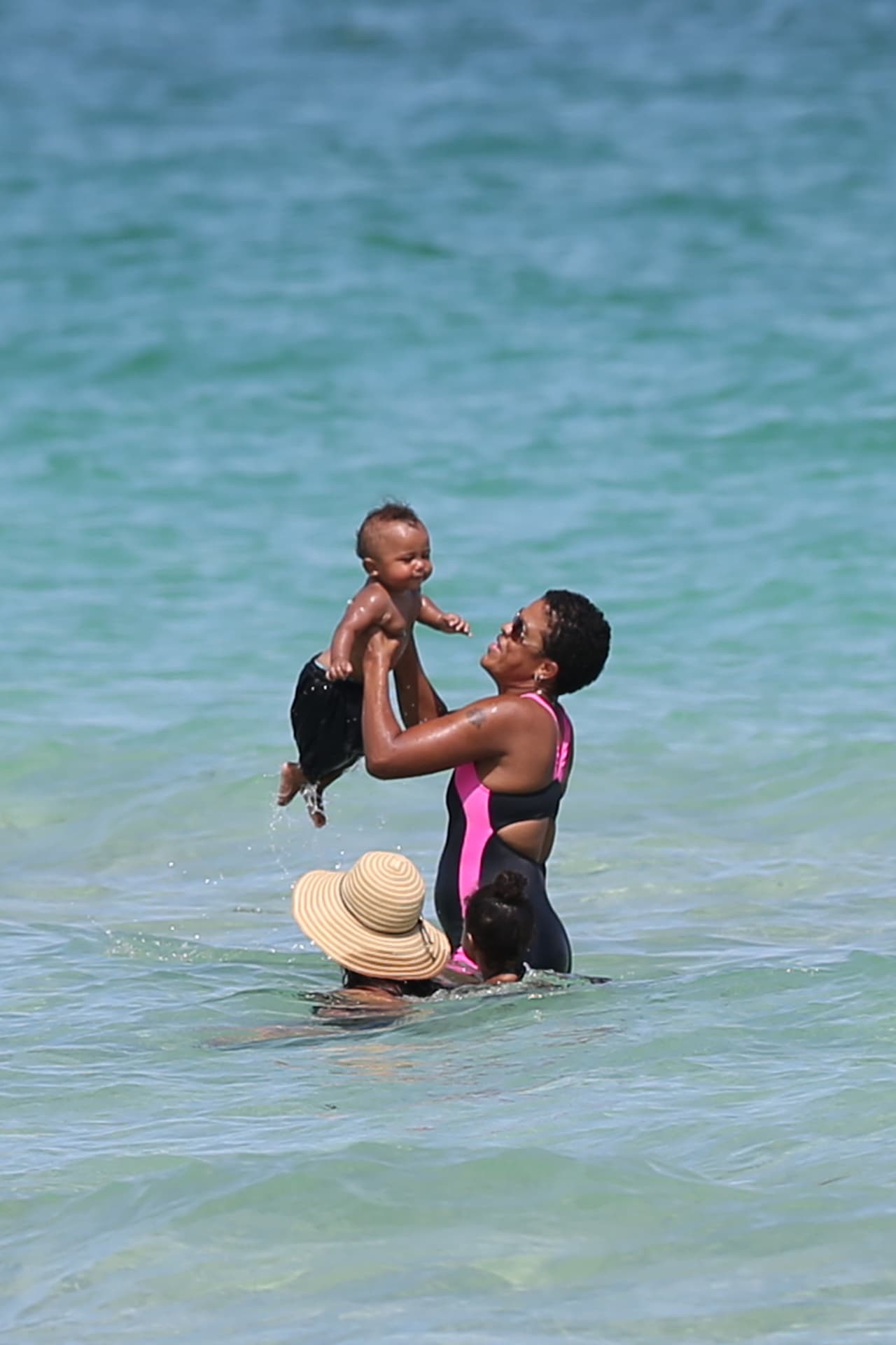 Saint la pasó de lo lindo junto a su niñera.
