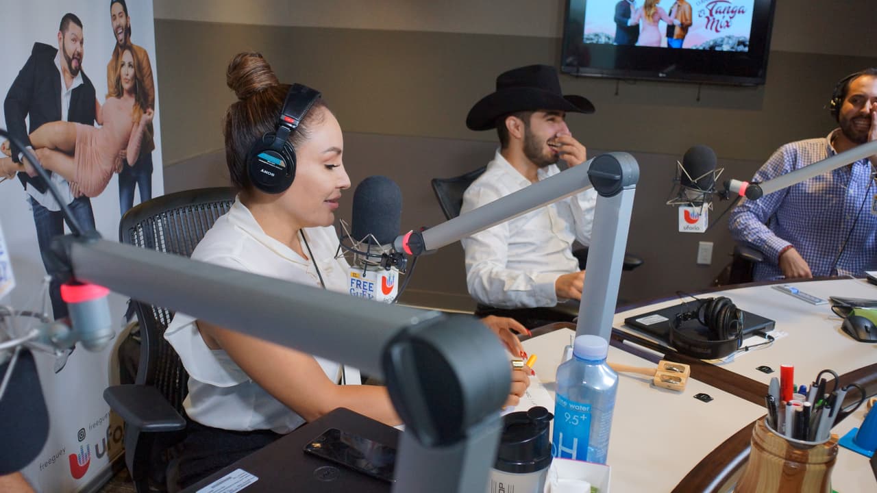 Joss Favela llegó con guitarra en mano a la cabina del Free-guey show y nos deleitó con su música.