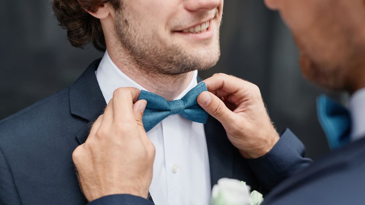 <h3 class="cms-H3-H3">Matrimonios entre personas del mismo sexo 🌈 </h3>Desde que el matrimonio entre personas del mismo sexo quedó protegido a nivel nacional en 2015, 
<b>Texas emite licencias bajo las mismas reglas para todas las parejas.</b> 
<br>Datos del Censo de Estados Unidos muestran que 
<b>en 2024 Texas tenía más de 113,000 hogares de parejas del mismo sexo</b>. 
<br>De ese total, 
<b>cerca del 62% eran parejas casadas. </b>
<br>A nivel nacional, 
<a href="https://williamsinstitute.law.ucla.edu/" target="_blank">cuentas de Williams Institute</a> indican que 
<b>en 2025 hay alrededor de 823,000 parejas del mismo sexo casadas en Estados Unidos.</b> 
<br>👉🏻 Aunque representan una proporción menor del total de matrimonios, 
<b>su crecimiento ha sido constante en la última década.</b>