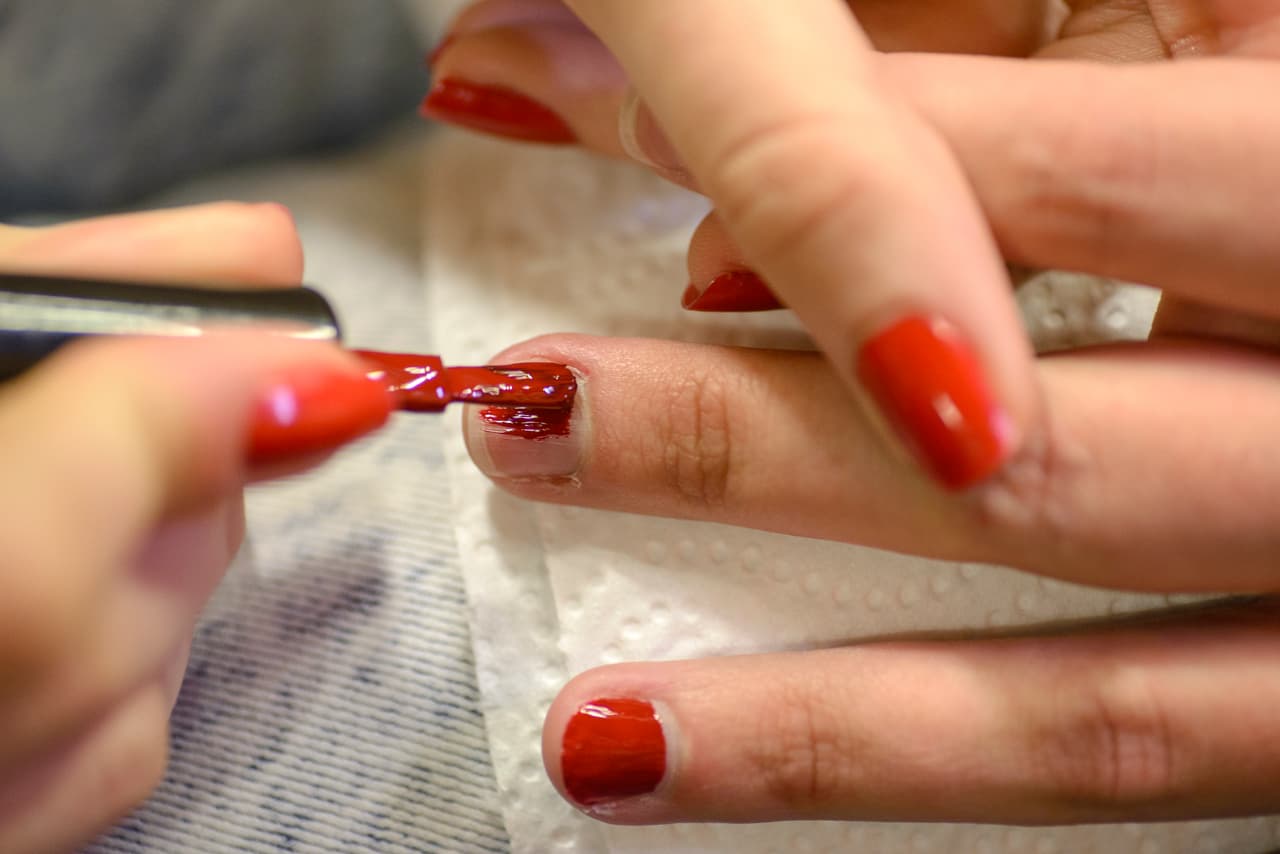 Pintarte las uñas: ¿Realmente piensas que él notará si traes un manicure perfecto? Si es muy tarde para pintarlas, llévalas al natural y, eso sí, procura tener las manos bien hidratadas.