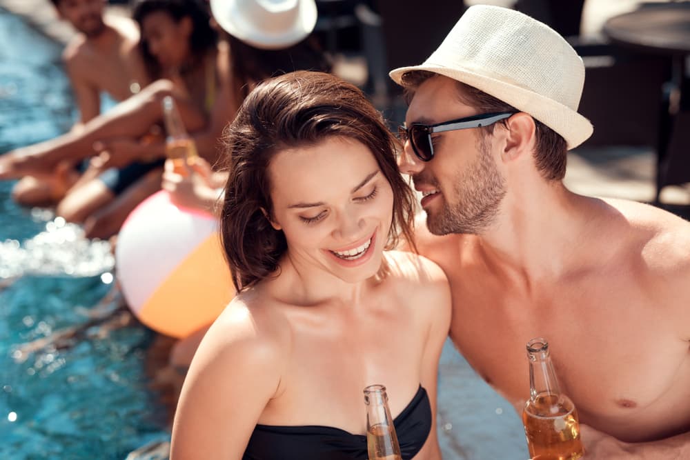 <b>Tauro </b>
<br>Los tauranos regidos por el hermoso Venus, planeta del amor, son puro contacto físico, y cuando les interesa alguien se acercan mucho más de lo habitual. Suelen entonces calentar con su aliento el cuello de la otra persona pues esa parte del cuerpo siempre está fija en su imaginación.