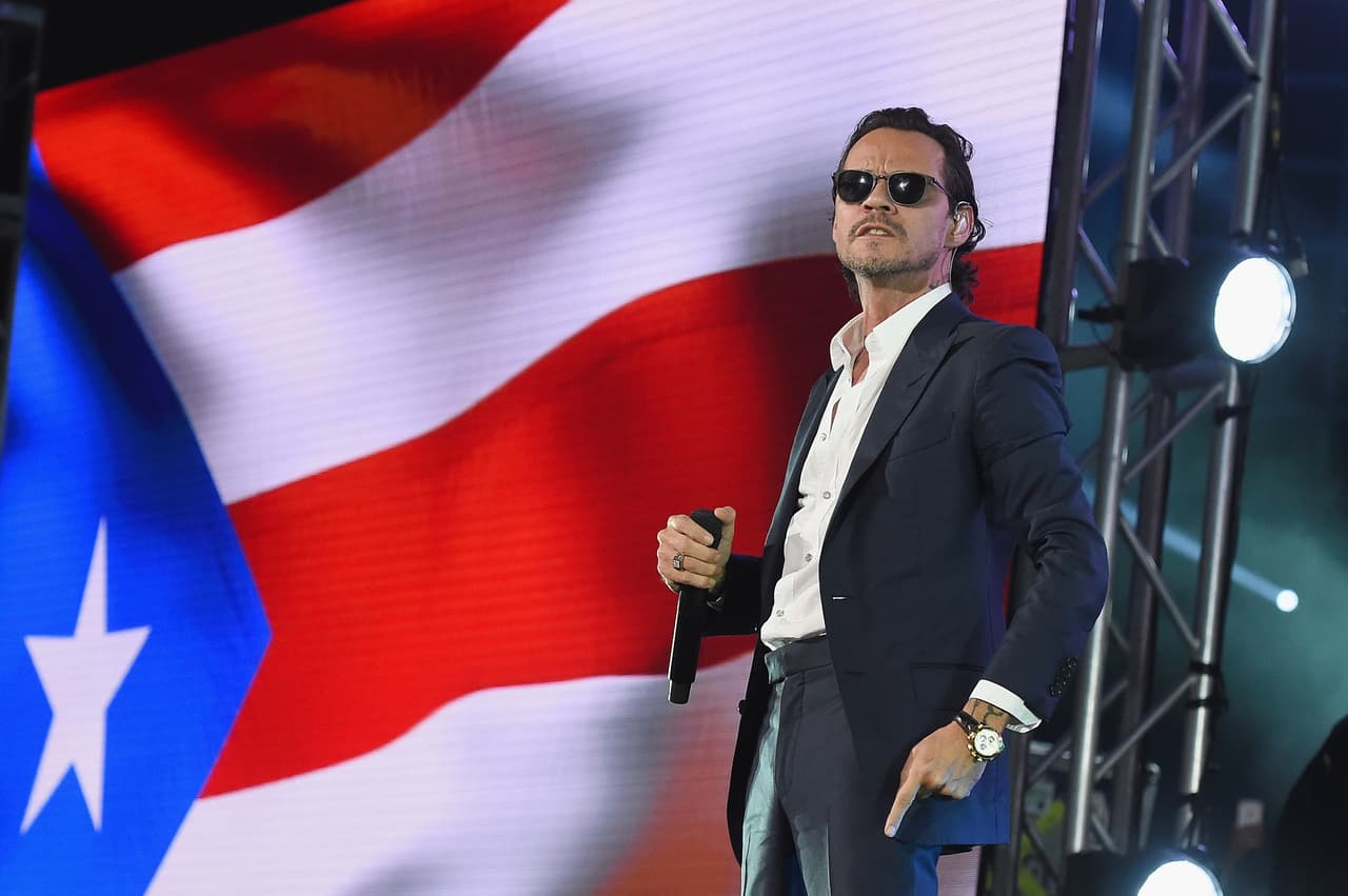 Marc Anthony: pide que su camerino y habitaciones tengan colores claros, preferiblemente blancos. Además, debe ser rodeado de flores, fruta fresca, toallas blancas, miel y té de camomila.