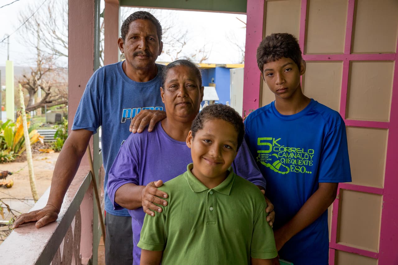 Carmen Santiago tuvo que resguardar a sus nietos durante el huracán. Varios días después de la noche de terror que aseguran pasaron, la familia se alimenta gracias a la ayuda de los vecinos.