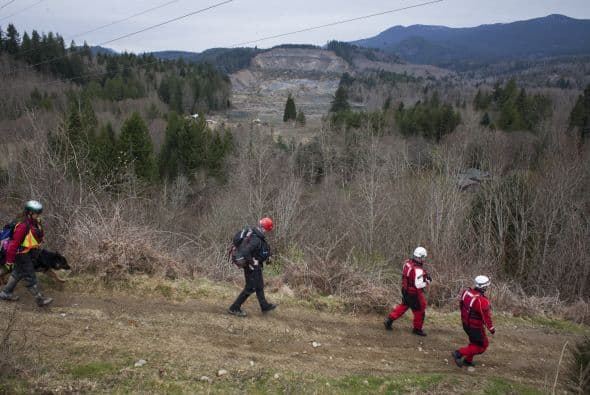 Los equipos de rescate continúan analizando el peligro del terreno.