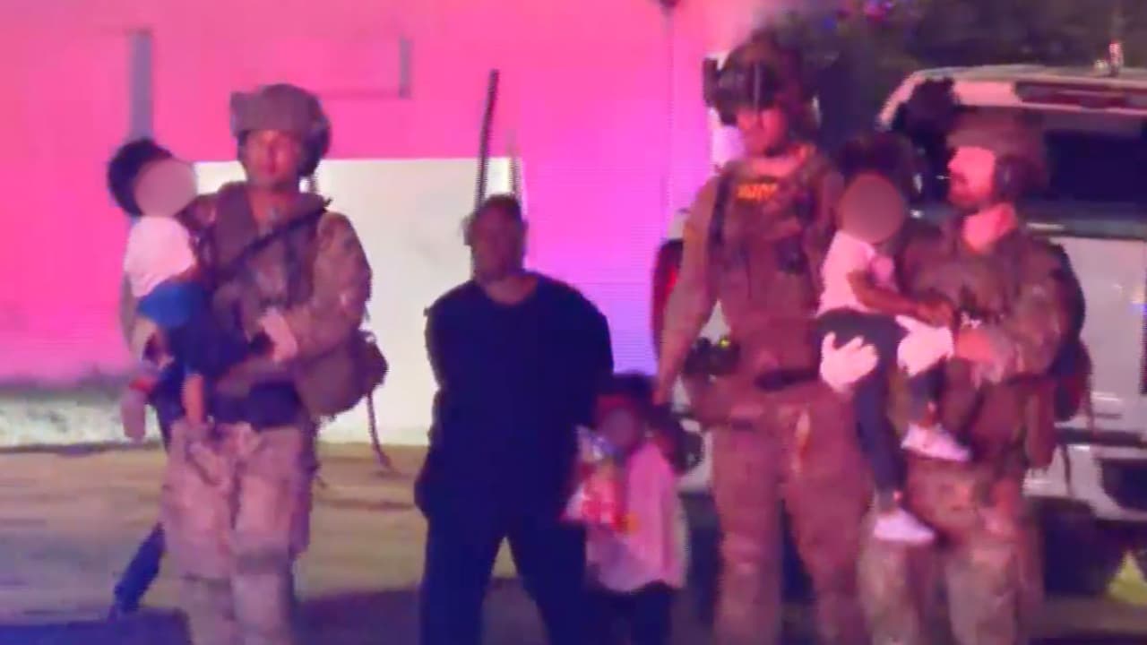 Atrincheramiento en un motel de Pearsall termina: salen 3 niños y 2 adultos del lugar