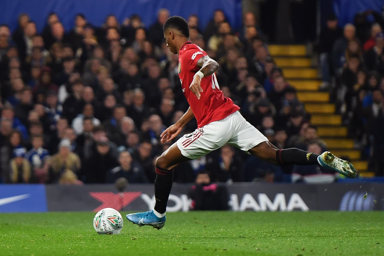 Marcus Rashford de Manchester United dio la victoria a su equipo ante el Chelsea 2-1, mientras que Aston Villa se impuso al Wolverhampton 2-1.