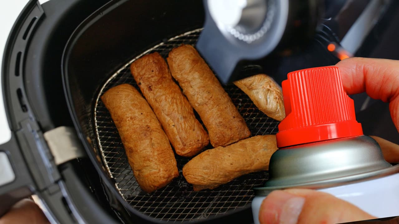 Acusan a un hombre de echar Raid a la comida que ‘roomate’ tenía en la freidora de aire