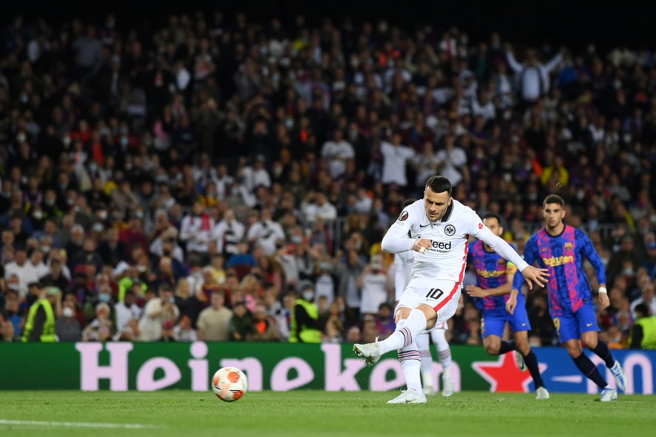 Contra todo pronóstico, el Eintracht Frankfurt se paró con mucha autoridad en el Camp Nou y eliminó a un muy tímido Barcelona que consumó un fracaso más en la temporada, una temporada en la que se irá en blanco.