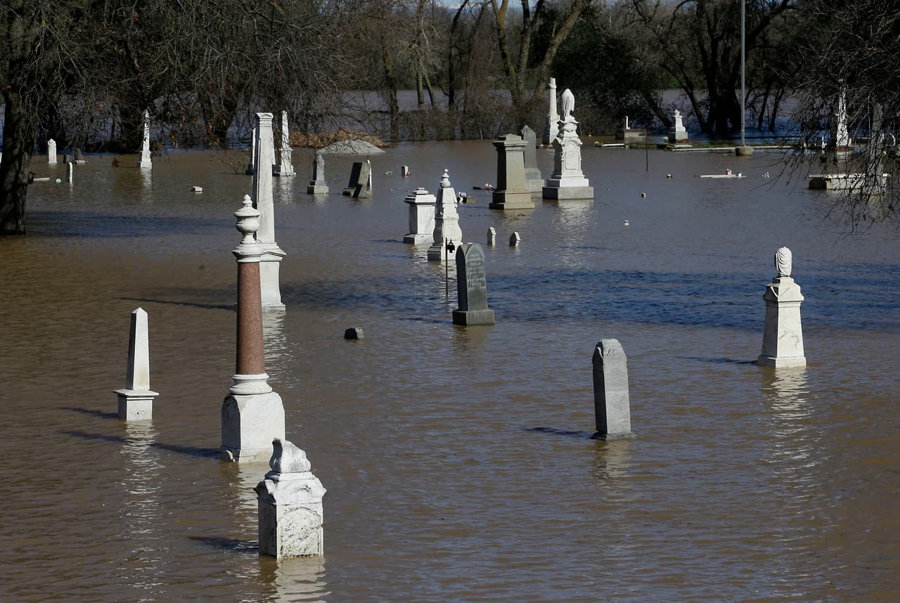 El agua del cercano río Feather inunda el cementerio de Marysville.