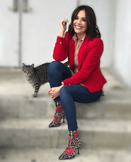 Para Karla Martínez la diversión comenzó el viernes. Con esta foto junto a un felino amigo, la conductora deseó a todos sus seguidores un buen fin de semana.