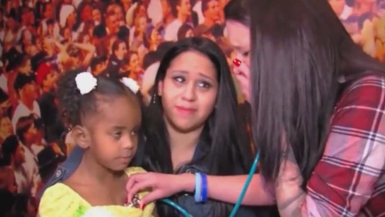 Mamá escucha el corazón de su hijo que murió a los 7 meses