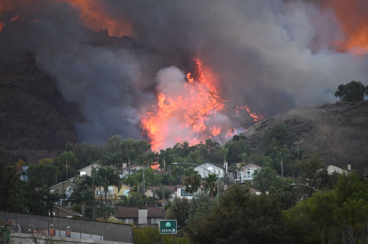 Las fuertes ráfagas continuaron este martes con ráfagas de viento de hasta 50 millas por hora que empujaron el fuego hacia Chino Hills, donde varias casas resultaron total o parcialmente dañadas.