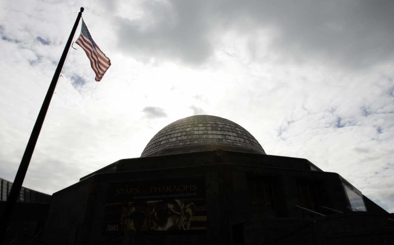 El Planetario Adler, también anuncio el sabado 14 de marzo un cierre temporal relacionado con el coronavirus.
<br>
<br>Hasta el momento no hay una fecha de cuando el planetario volvera a reabrir.