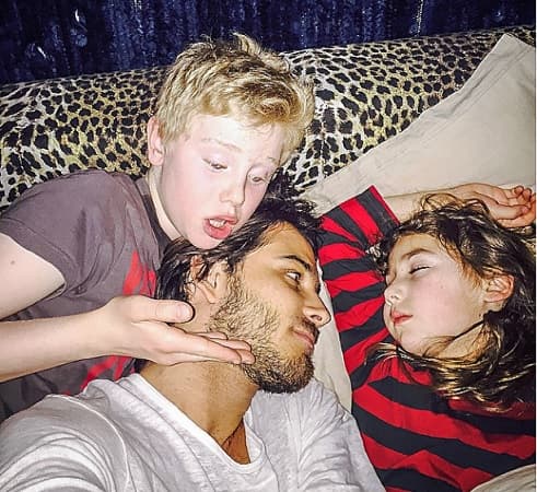 Así como que adora jugar con sus hermanos.