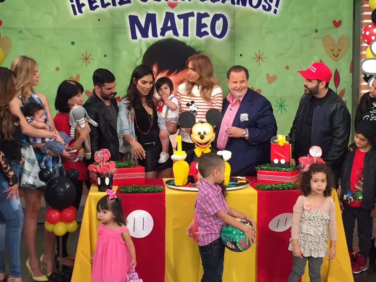 Los regalos estaba listos para que el pequeño Matteo los abriera.