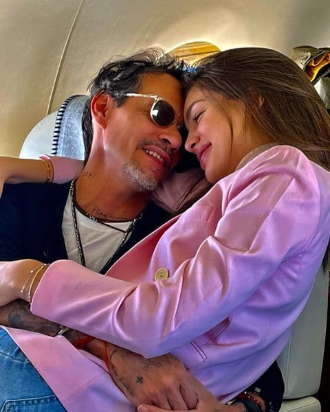 El 19 de marzo, la pareja hizo oficial su relación cuando
<a href="https://www.univision.com/famosos/marc-anthony-nadia-ferreira-primera-foto-juntos">el cantante publicó una fotografía</a> en la que aparece abrazando a la joven. "Que Dios múltiple todo lo que nos deseas", escribió él.
<br>