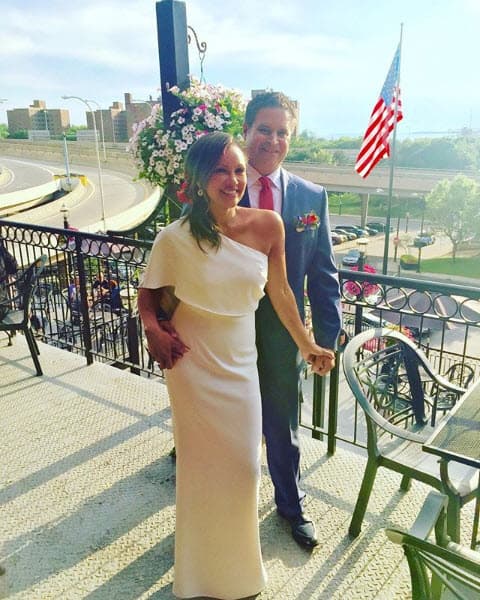 La actriz Vanessa Williams también se casó en 2015, ella lo hizo con su pareja Jim Skrip. Con esta fotografía celebró esta fecha tan especial: "Feliz tercer aniversario el 4 de julio. Mi Jim".