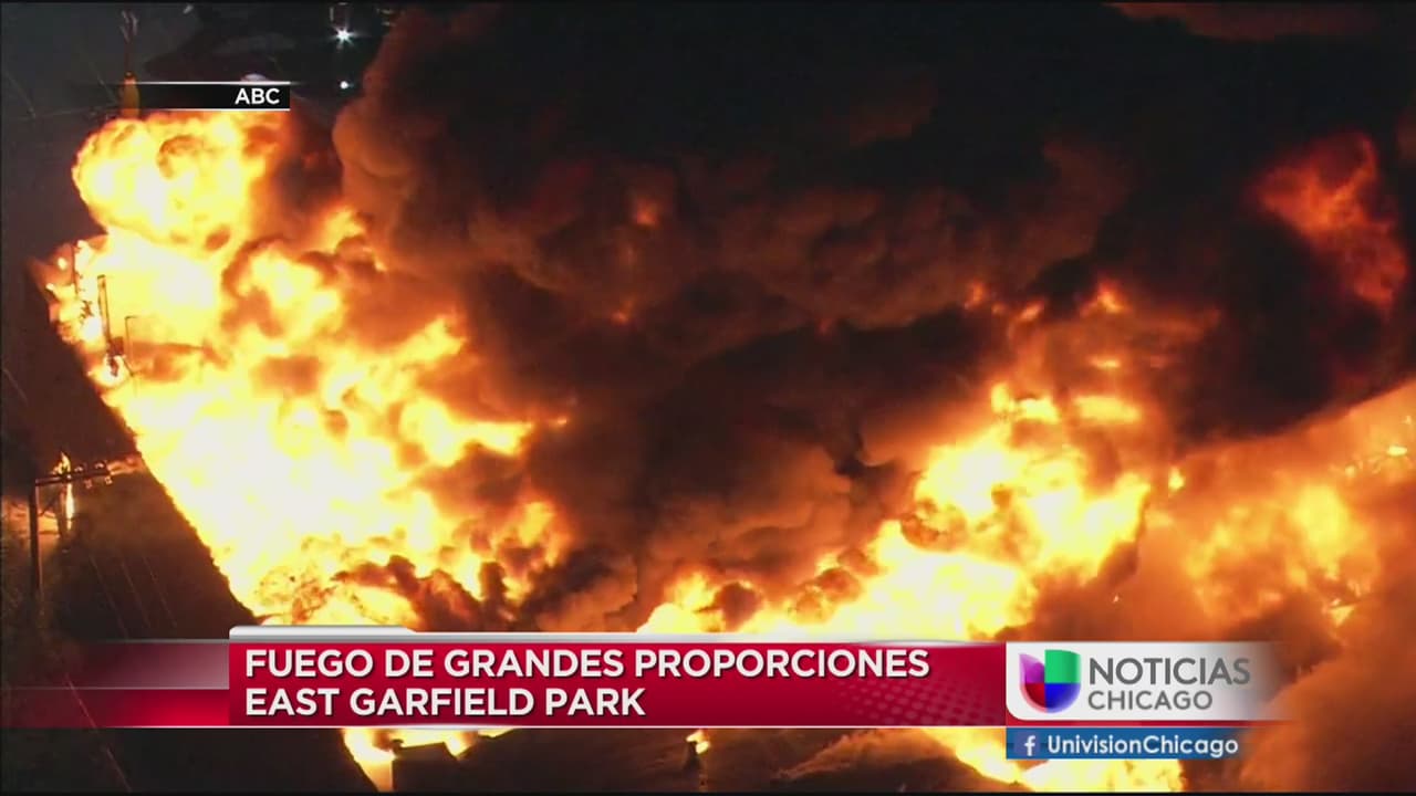 Tres negocios destruidos en incendio en centro comercial en East Garfield Park