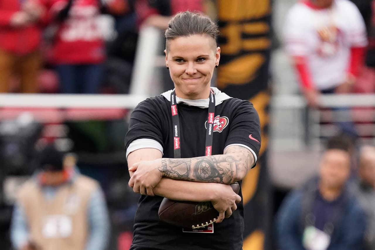 <a href="https://www.univision.com/local/atlanta-wuvg/deportes/mas-deportes/mujeres-que-incursionaron-en-terrenos-masculinos-del-deporte-fotos" target="_blank">Katie Sowers también hará historia</a>, ella es la entrenadora asistente de los 49ers de San Francisco y es la primera mujer involucrada con un staff de coaches de un equipo que se enfrenta en un Super Bowl.