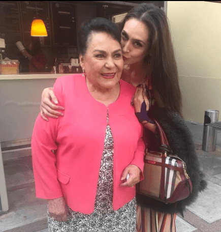 “
<b>Hoy mando un beso hasta el cielo, me quedan miles de abrazos y de recuerdos</b>. Gracias por cada palabra tuya, por ser ese ser bondadoso que siempre dio a manos llenas. Gracias por tus consejos, palabras, bromas, cariño. ¡Por estar! Es un privilegio que, de más de una forma, hoy quedes escrita en el libro de mi vida
<b>. ¡Ahora tu Pedrito y tu chato podrán abrazarte fuertemente!</b>
<b>Siempre te recordaré con una sonrisa mi querida Madrina, mi querida Doña Cuquita </b>🖤" expresó en Instagram.
<br>