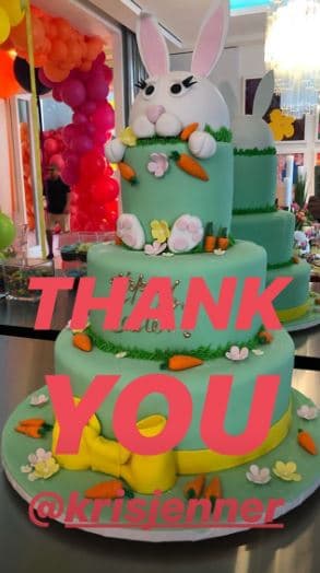 De acuerdo con su publicación, la esposa de Tommy Hilfiger hizo notar que el pastel para este domingo de Pascua fue 
<b><a href="https://www.univision.com/famosos/no-falta-el-cafe-ni-la-vodka-kris-jenner-revela-su-rutina-para-enfrentar-cada-dia-fotos">un obsequio de Kris Jenner</a></b>.