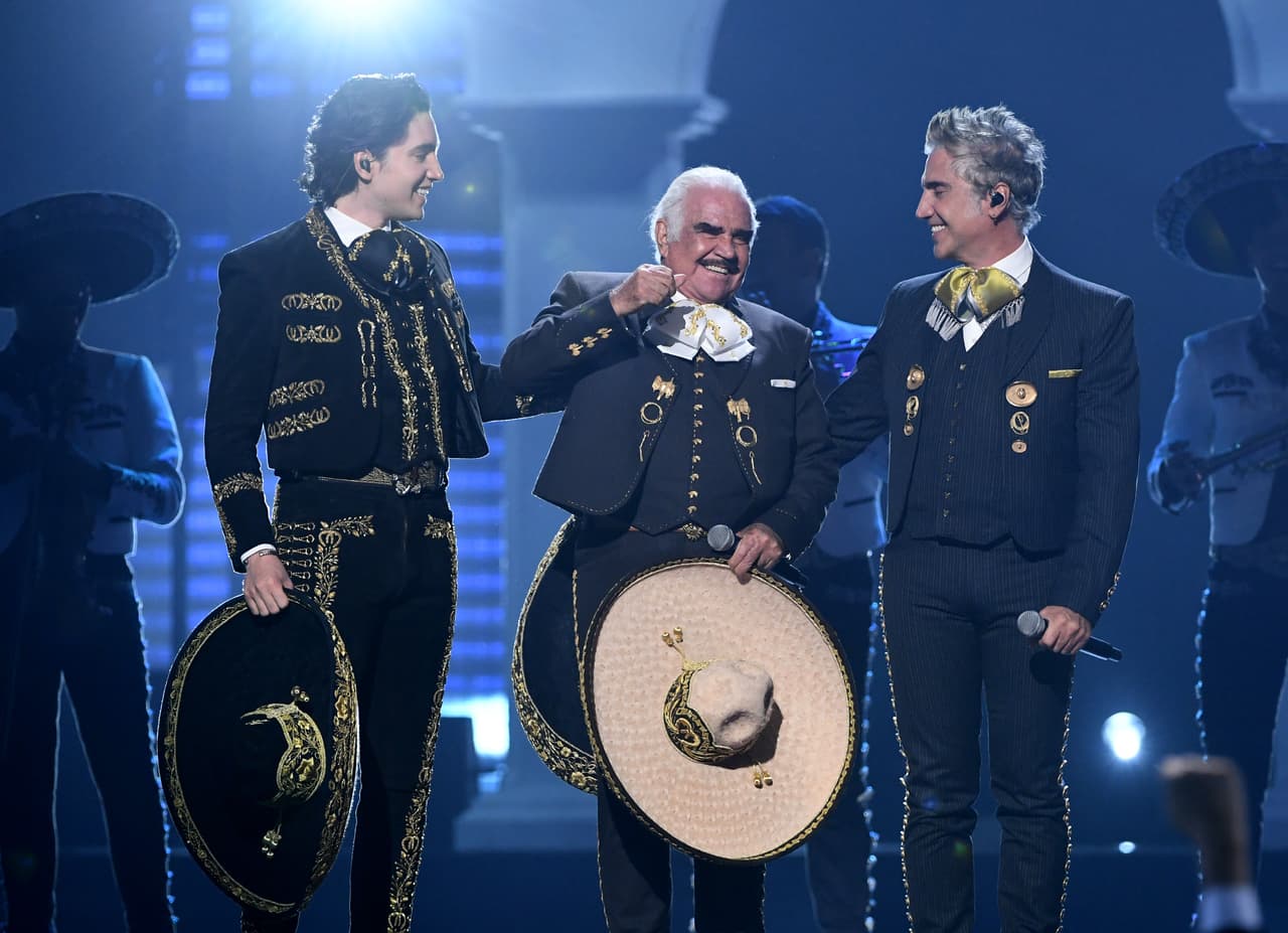 Aunque lo habían anunciado, nadie sabía qué cantarían los tres en vivo: don Vicente Fernández, su hijo Alejandro 'El Potrillo' y su nieto Álex Fernández.