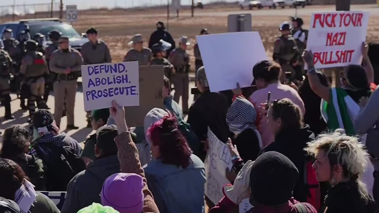 Lanzan gas pimienta a manifestantes durante protesta contra ICE en Texas