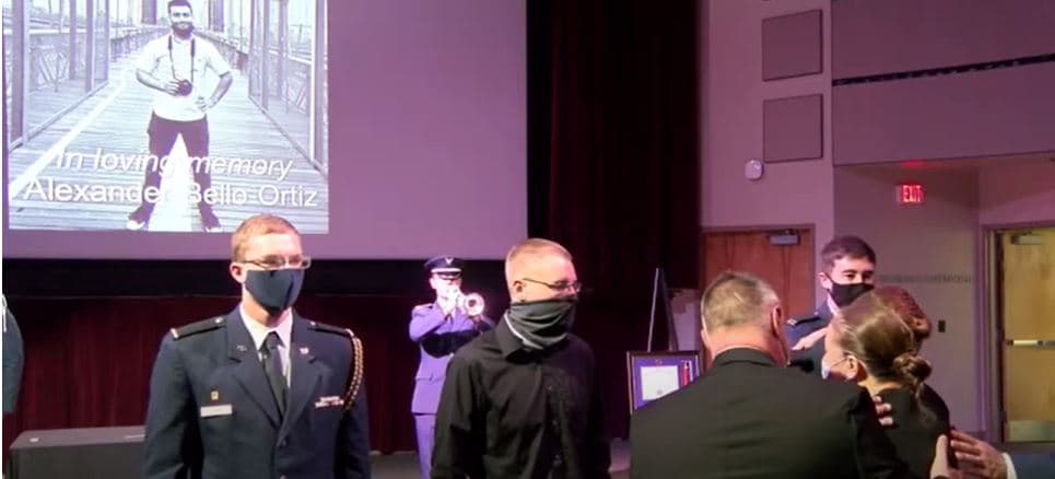Lourdes Ortiz recibe la bandera ceremonial de EEUU de los cadetes de la Fuerza Aérea en el servicio conmemorativo por su hijo, Alexander Bello-Oritz, Daytona Beach, Florida, 13 de septiembre de 2020.