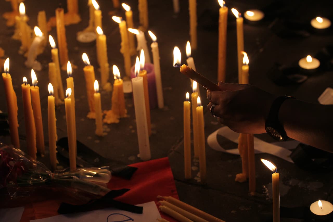 Las imágenes evocan 
<b><a href="https://www.univision.com/local/miami-wltv/asi-fue-la-masacre-en-el-club-pulse" target="_blank">la masacre del club Pulse</a></b> (foto), ocurrida en Orlando, Florida, el 12 de junio de 2016, que dejó un saldo de 49 muertos y 53 lesionados. El pistolero fue identificado como Omar Mir Seddique Mateen, quien justo antes de realizar el ataque juró lealtad al Estado Islámico.