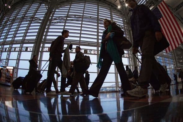 Pasajeros en el aeropuerto nacional Ronald Reagan de Arlington, Virginia, viajan unos de los días más complicados del año.